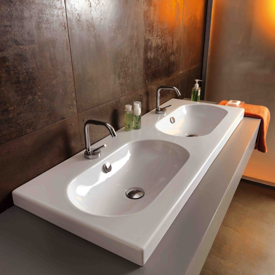 Waschbecken mit Wandbefestigung mit doppeltem Becken in Keramik Made in Italy 