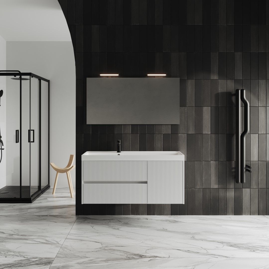 Badezimmerschrank 120 cm in mattem Weiß mit Rillenmuster