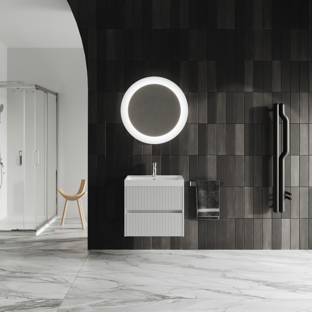 Hängendes Badezimmermöbel aus matt-weißem Rattanholz